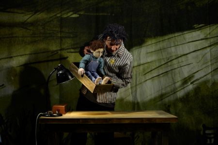 zu sehen sind der Schauspieler des Tommys in der gestreiften Häftlingsuniform mit Judenstern und Puppe Britta 